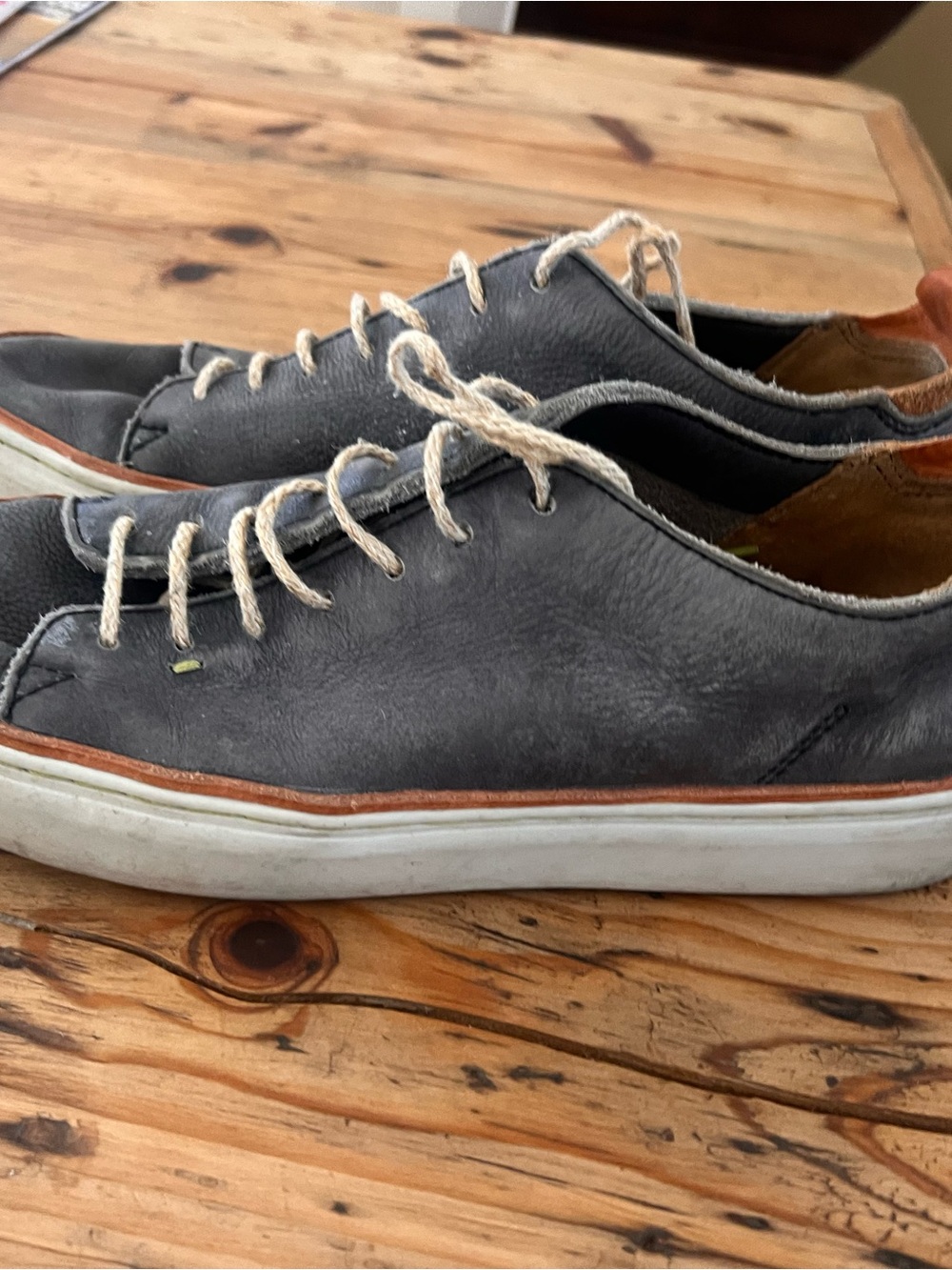 Casual Low-Top Leather Sneakers in Charcoal Gray